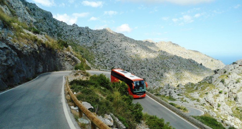 bus en la carretera a sa calobra