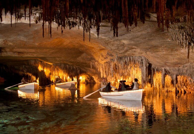 Lago martel en el interior de las cuevas del Drach