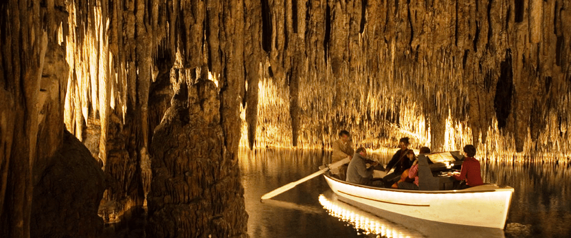 lago martel en el interior de las cuevas del drach en mallorca