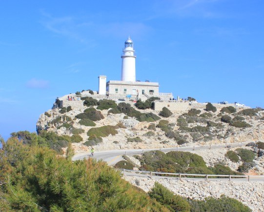 faro de formentor en mallorca en abril