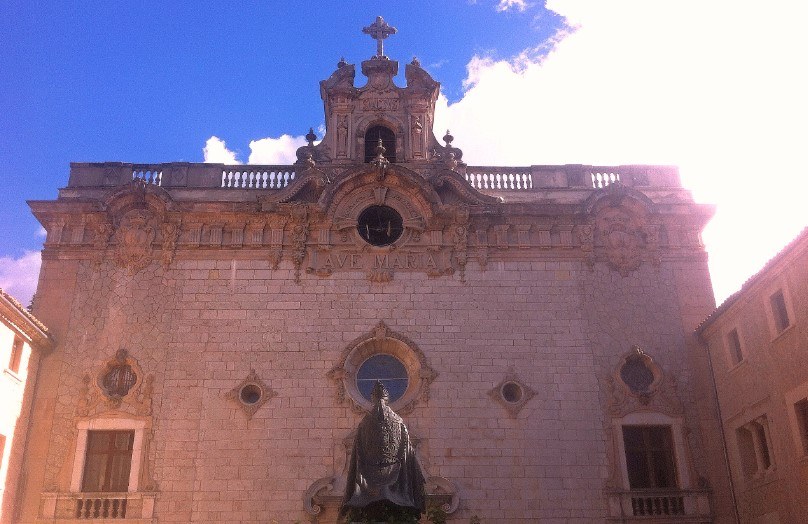 fachada del monasterio de lluc
