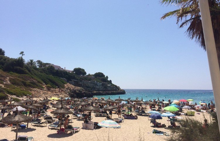 La playa de Cala Anguila en verano