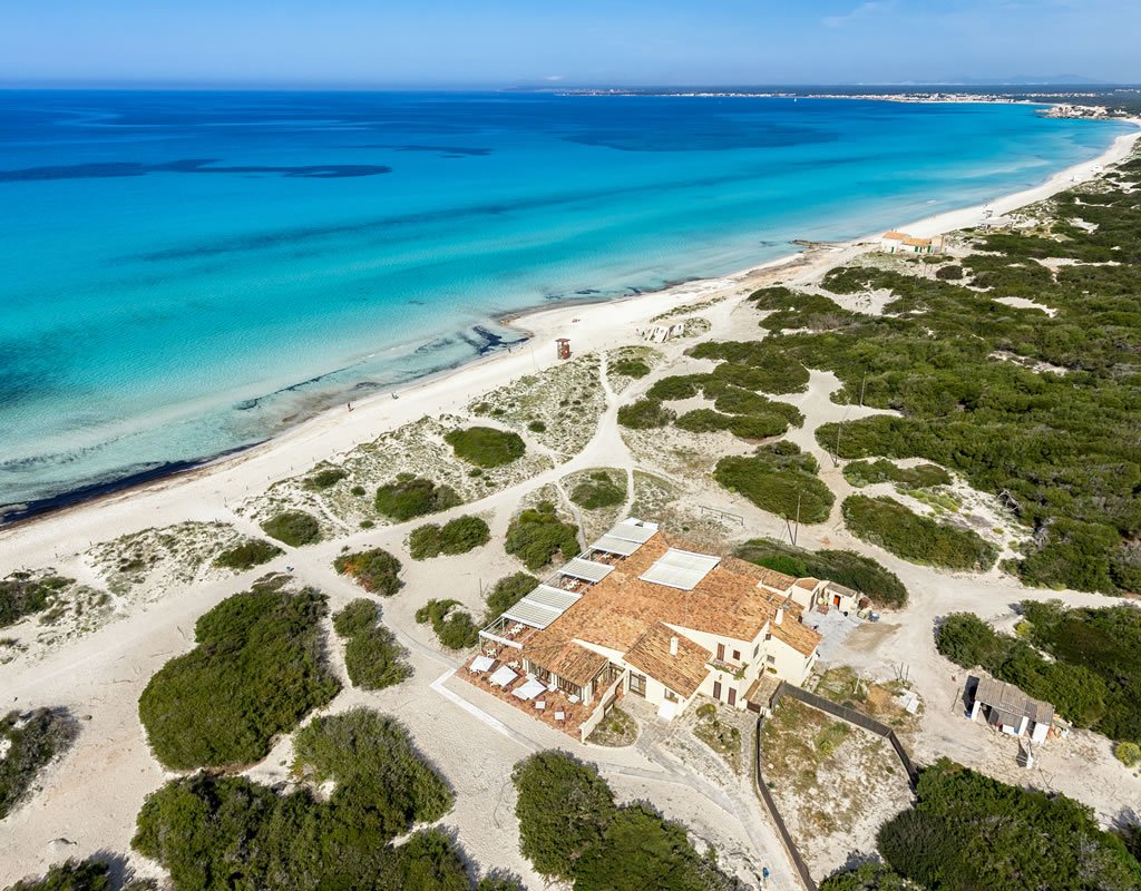 restaurante chiringuito en la playa es trenc