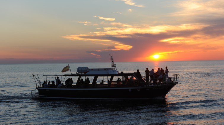 puesta sol tramuntana en ruta en barco