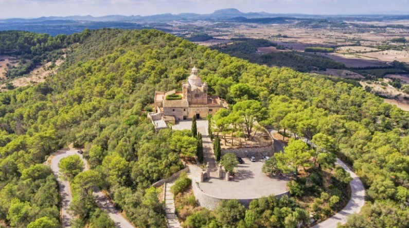 ruta al puig de petra con parking para autocaravana