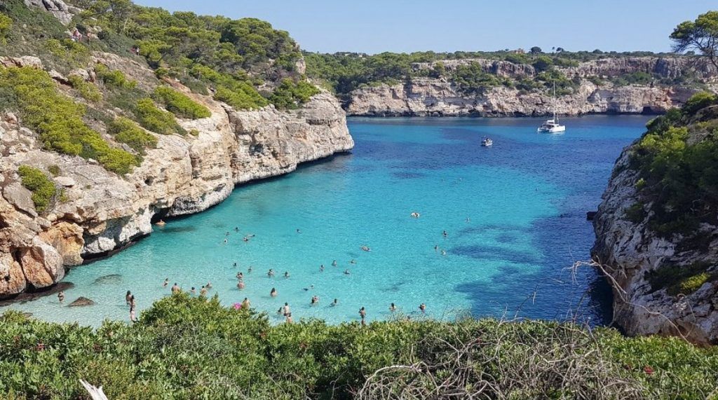 playa en Caló des Moro