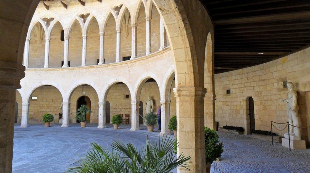 patio del castillo bellver donde se accede al museo