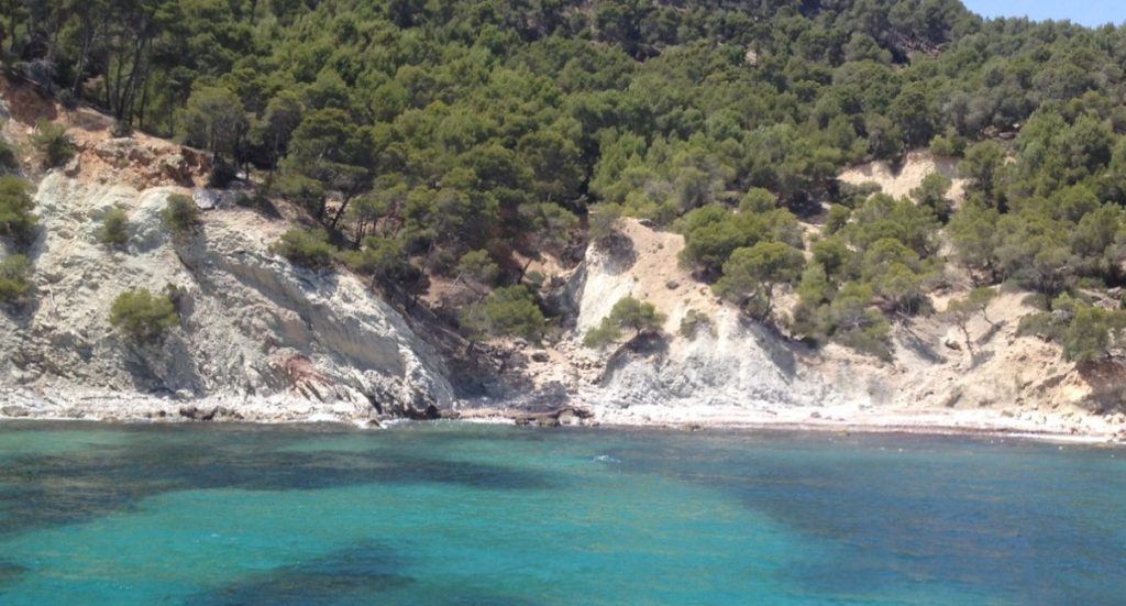 cala blanca, una cala nudista en Andratx