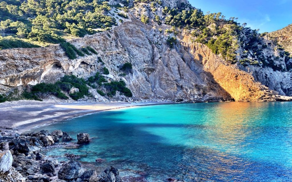 das türkisfarbene Wasser des Strandes