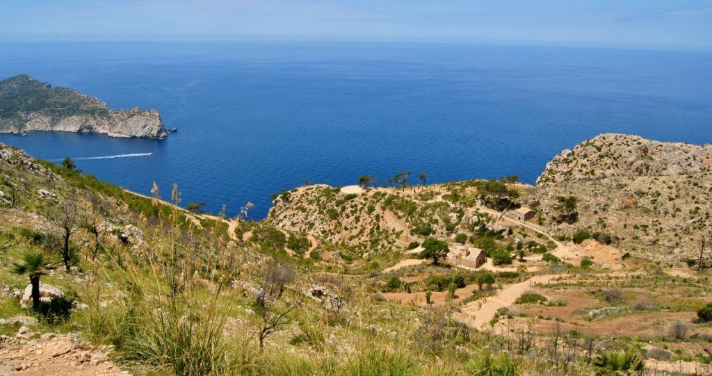 Vall de Sant Josep con los restos del antiguo monasterio