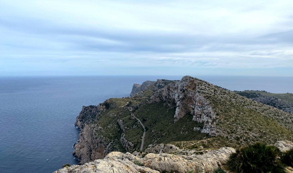 Sendero de la ruta de ascenso al Fumat