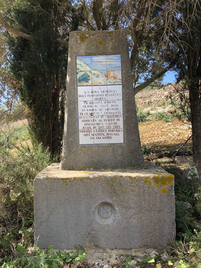 Piedra memorial a los fundadores de la Ermita de Betlem