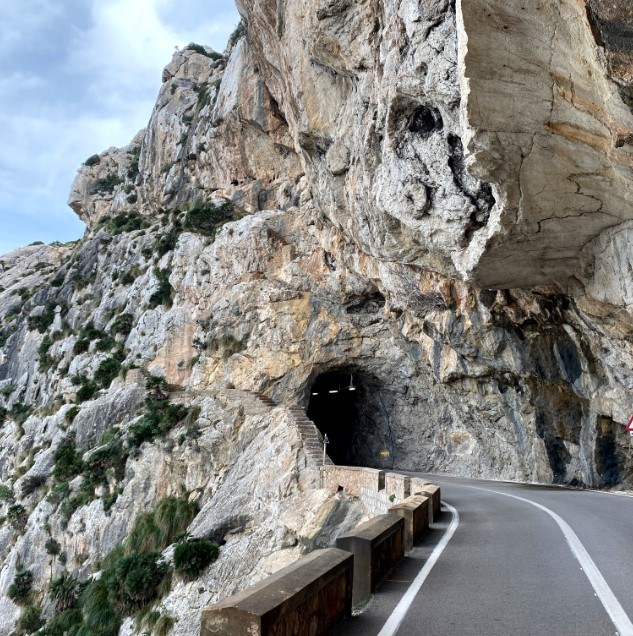 Sendero que discurre cerca túnel Formentor