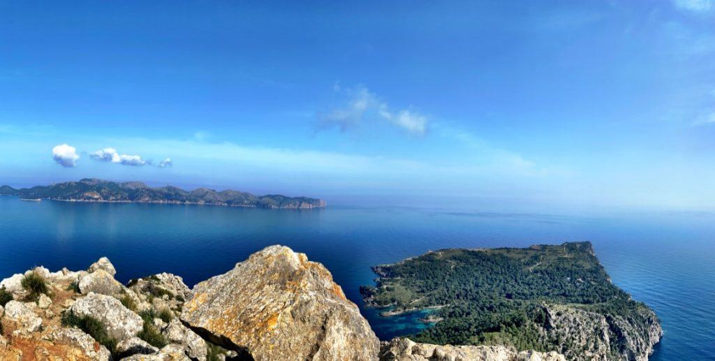 Cap d'es Pinar desde la cima de la peña des Migdia