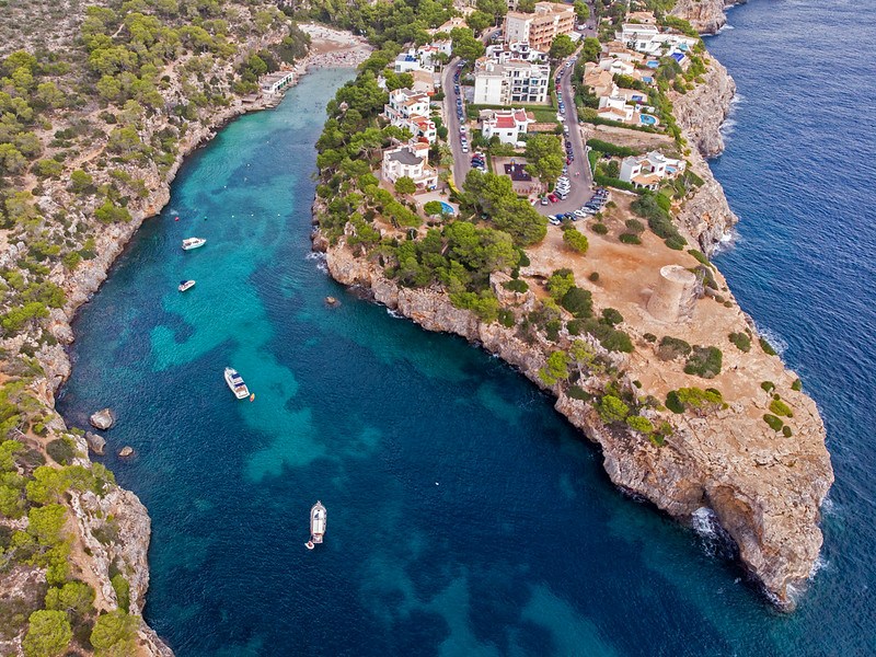 Foto con un dron con la entrada a cala pi