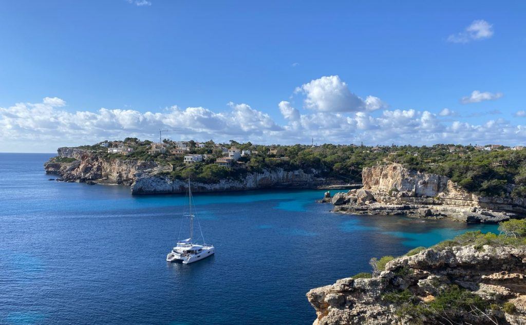 Vista de la entrada a la cala