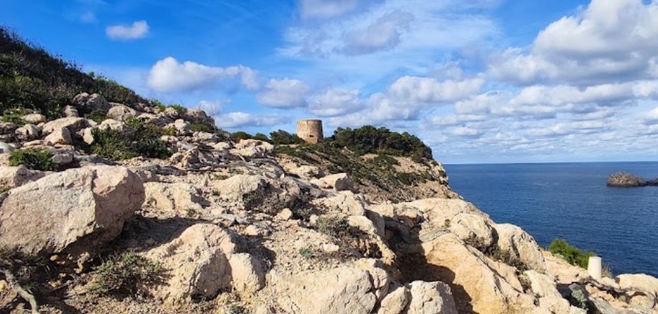 Torre de Aubarca cerca de la cala