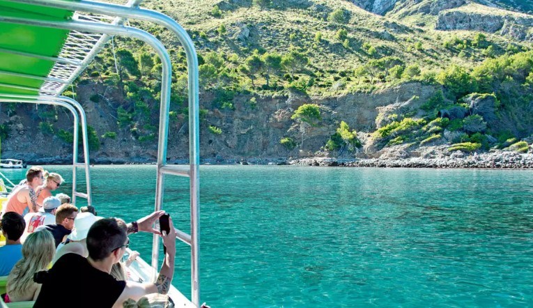 ruta en barco por calas y cuevas marinas con snorkel en mallorca en agosto