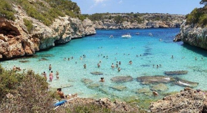 es caló des moro en Mallorca en agosto