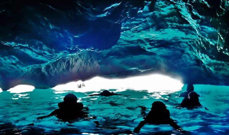cueva azul en la costa norte de mallorca en septiembre