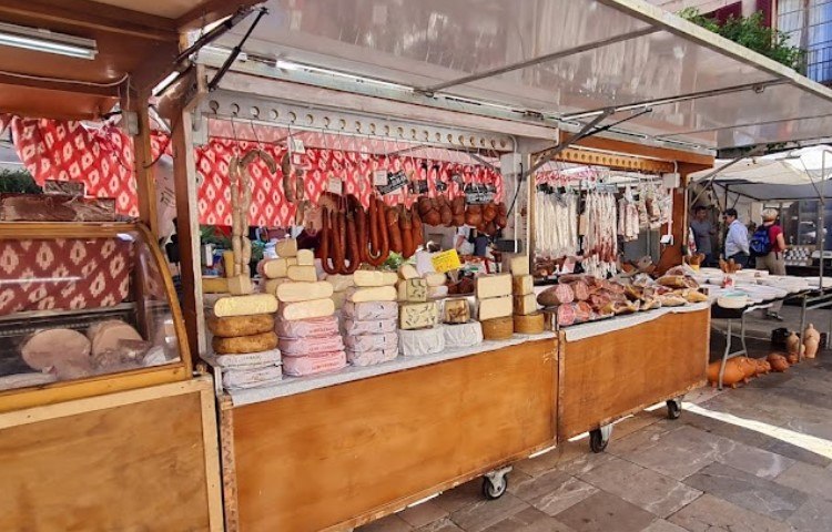 mercado de Sineu con niños en Mallorca