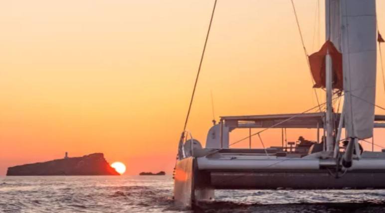 puesta de sol en catamarán en mallorca en julio