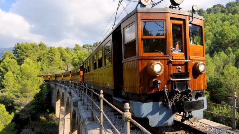 vuelta isla tren de soller en mallorca en julio