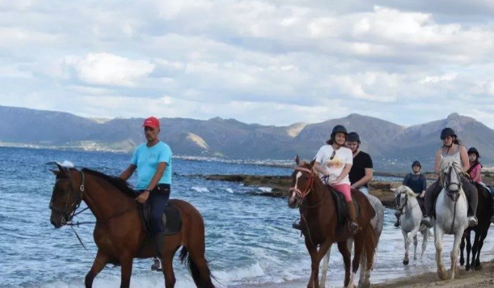 ruta a caballo por la playa en mallorca con niños