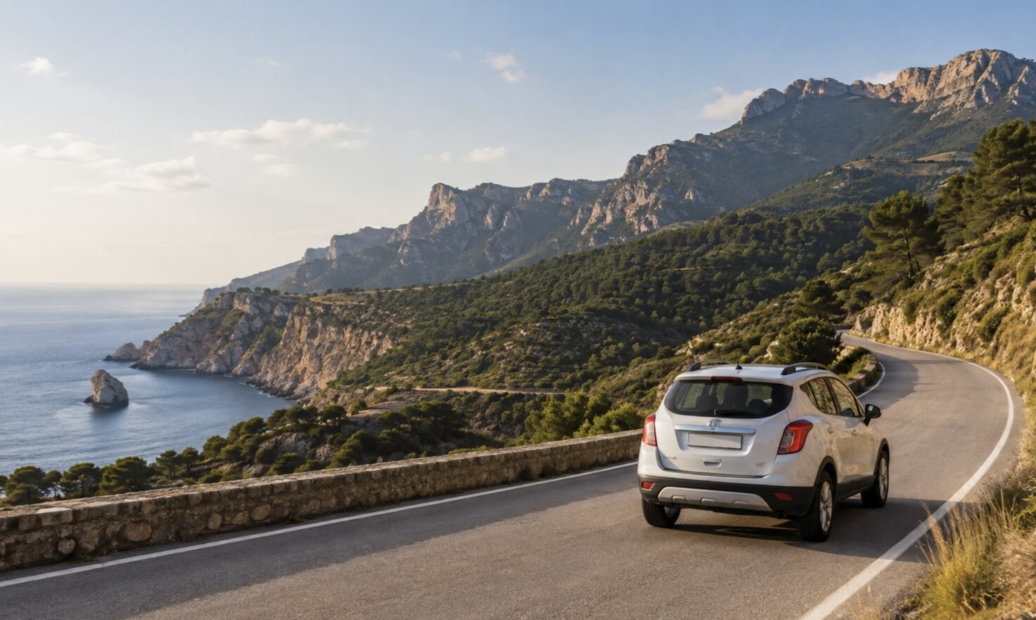 Coche de alquiler recorriendo una carretera panorámica de Mallorca