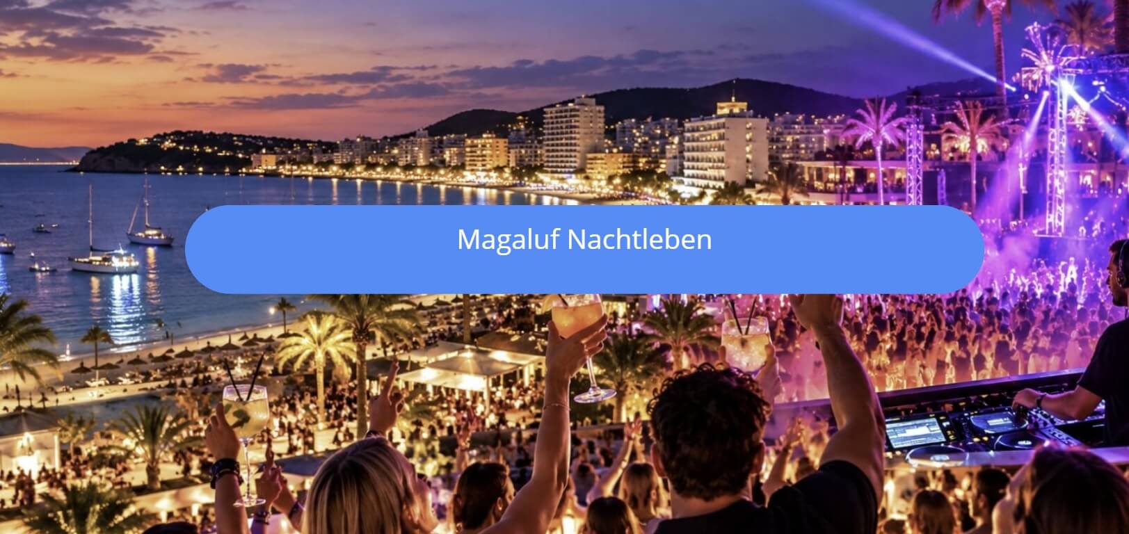 Magaluf Nachtleben mit Cocktailbars, Terrassen und Blick auf die Bucht bei Sonnenuntergang