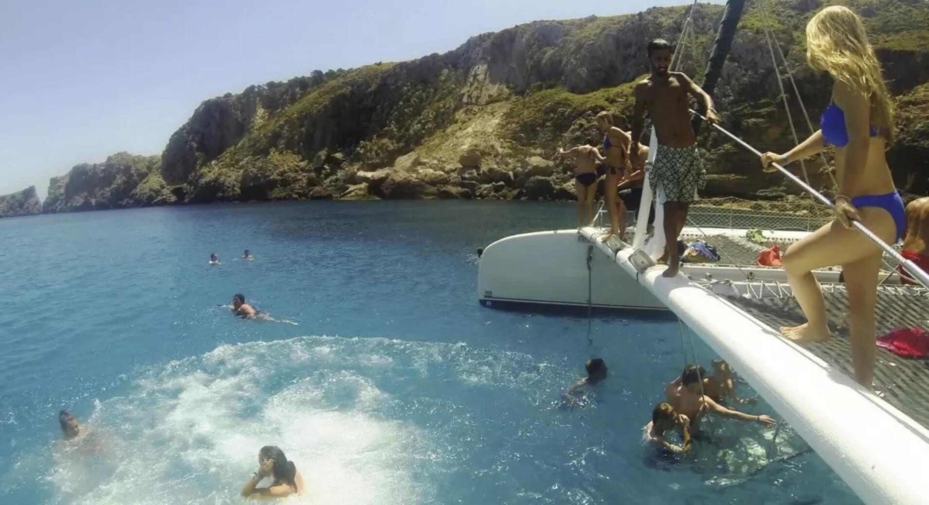 Partyboot Cala Ratjada – Katamaran-Party mit DJ, Musik und Badepause auf Mallorca