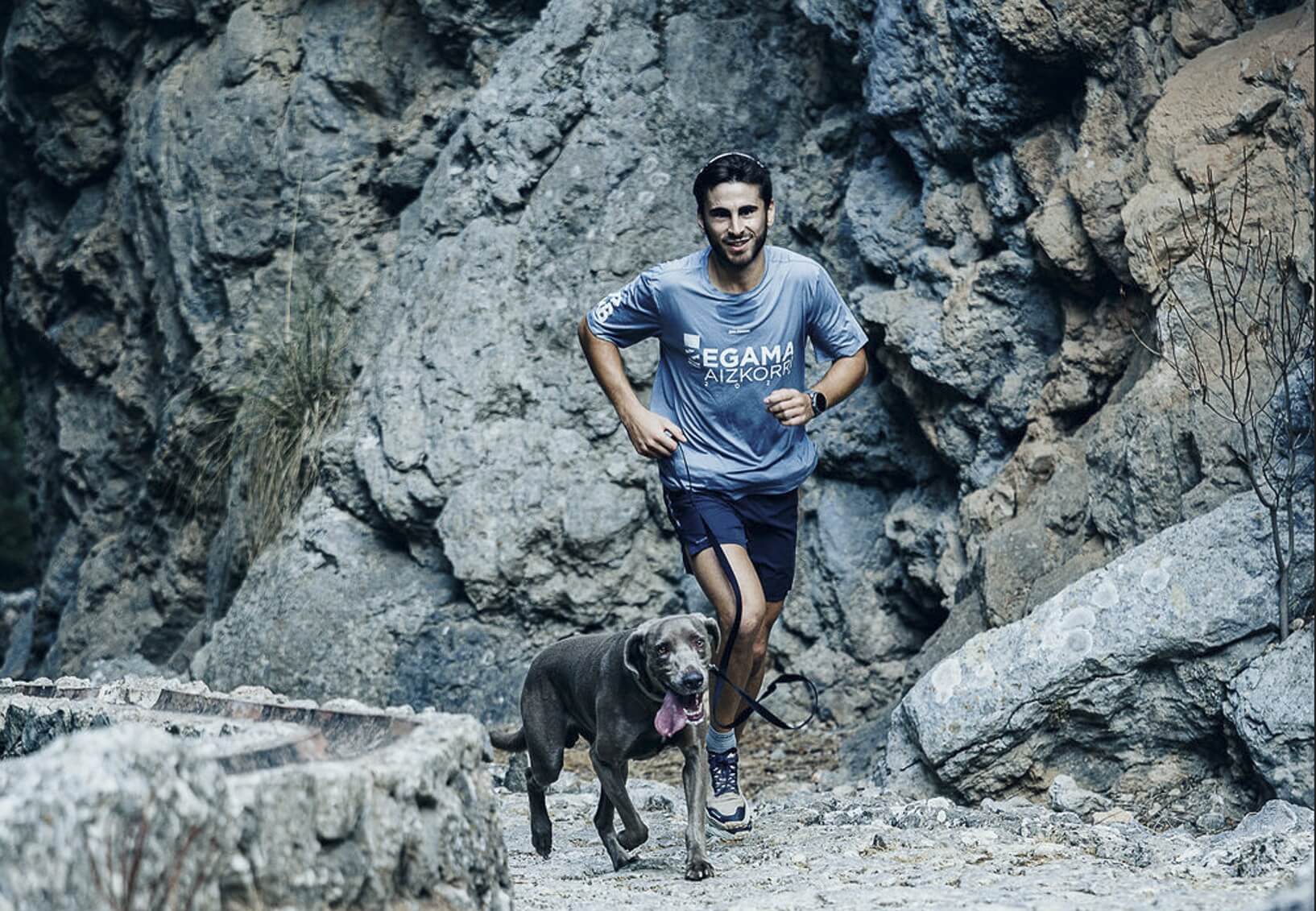imagen de un corredor de trail run subiendo el camino del barranc de biniaraix
